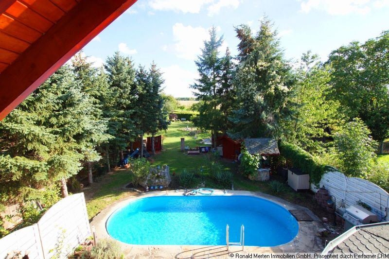 Referenz Immobilien Vorschaubild: Holzhaus mit sonnigem Grundstück und Pool sucht Familie mit Landlust