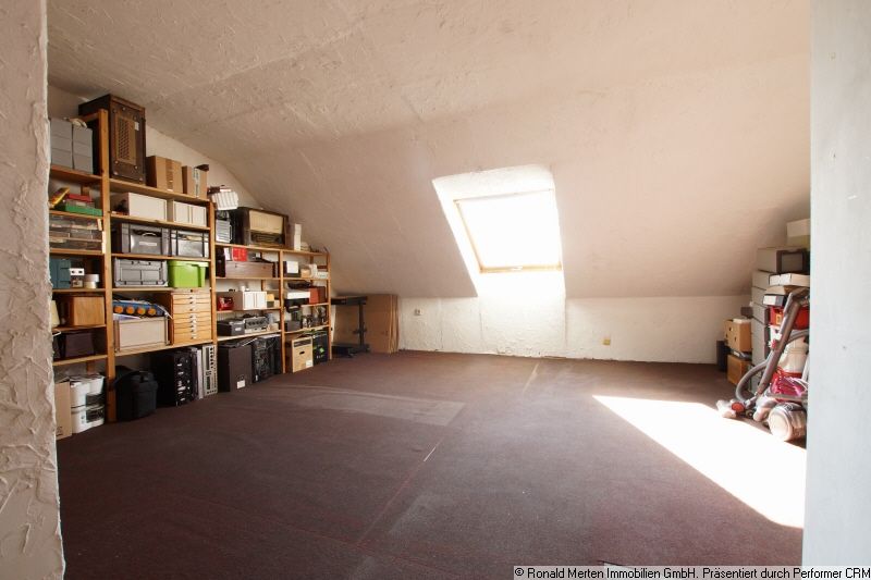 Immobilienmakler Erfurt: DG Dachstudio teilausgebaut Bild 2