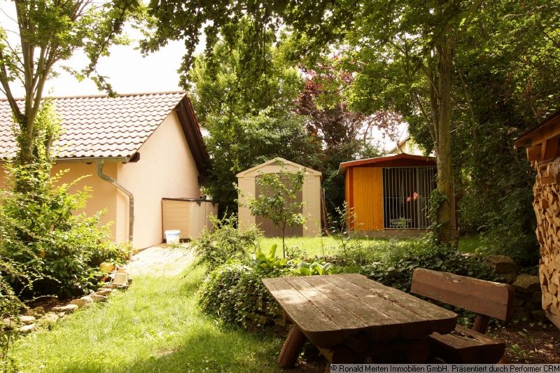 Immobilienmakler Erfurt: Aussen Sitzgruppe am Gartenkamin
