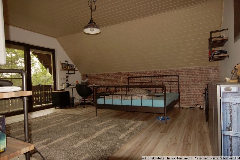 Immobilienmakler Erfurt: OG großes Zimmer mit Balkon