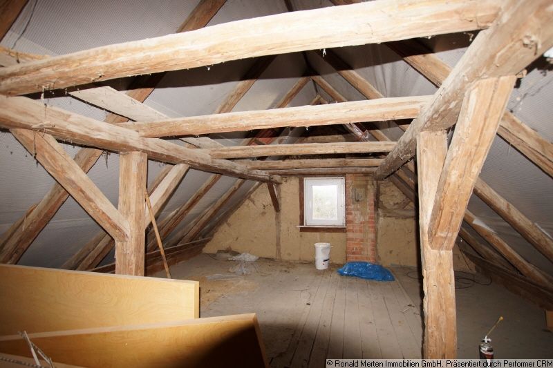 Immobilienmakler Erfurt: Dachboden über Haupthaus