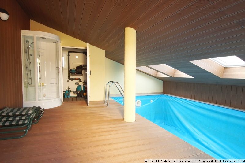 Immobilienmakler Erfurt: Aussen Poolhaus innen