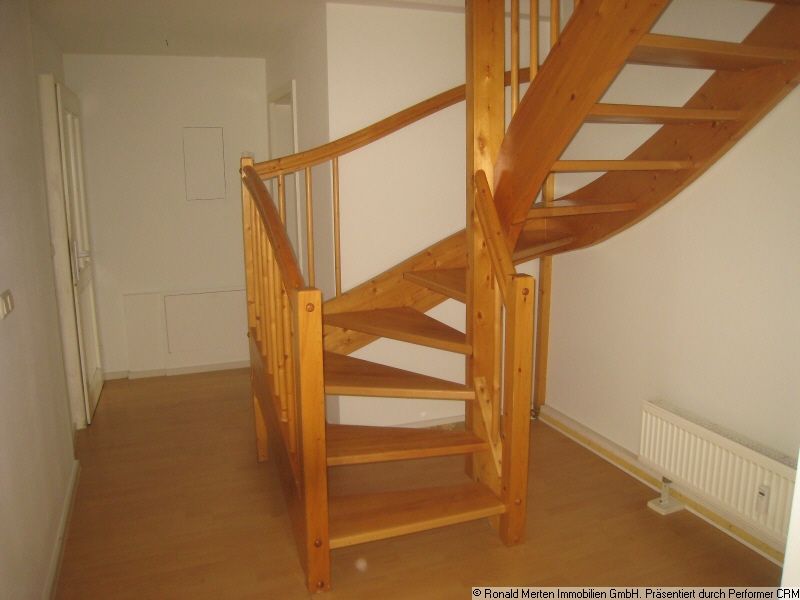 Immobilienmakler Erfurt: Treppe im Flur DG Maiss