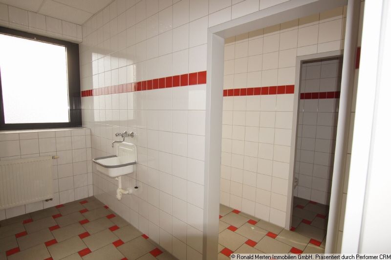 Immobilienmakler Erfurt: moderne Umkleiden mit Dusche und WC