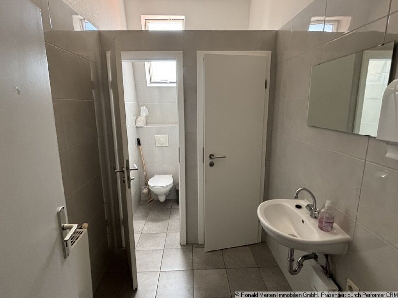 Immobilienmakler Erfurt: moderne WC Anlage im 2 OG