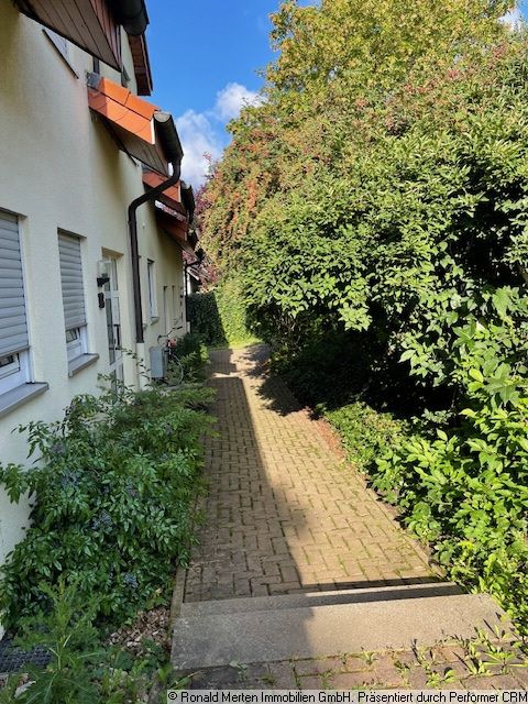 Immobilienmakler Erfurt: Weg zum Hauseingang