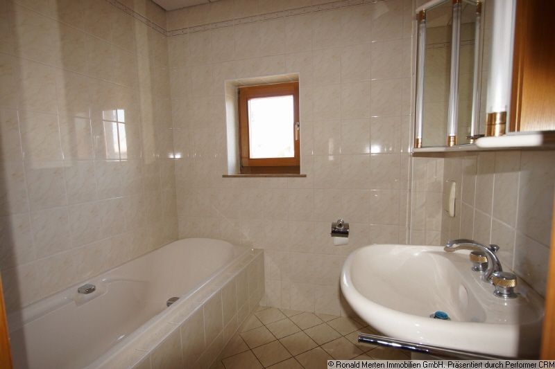 Immobilienmakler Erfurt: OG Bad Bild 1