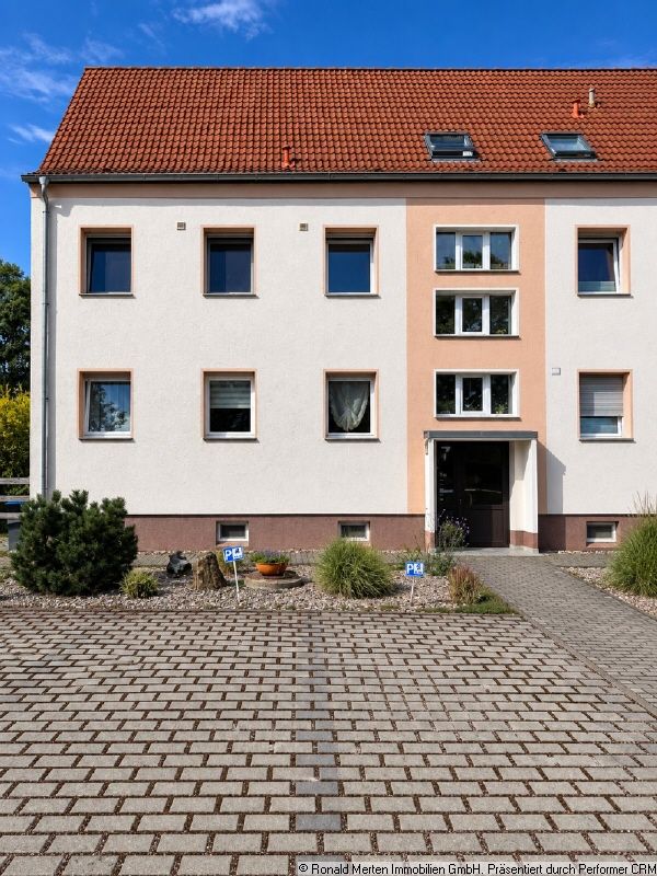 Immobilienmakler Erfurt: Hausansicht mit Stellplätzen1