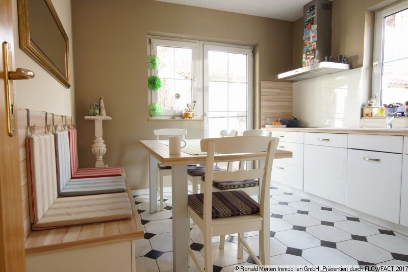 Immobilienmakler Erfurt: Küche mit Ausgang zum Grundstück
