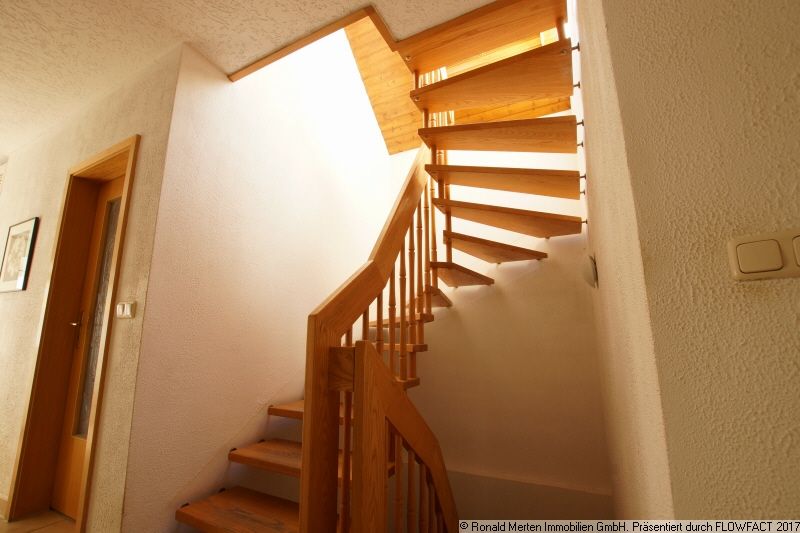Immobilienmakler Erfurt: Treppe zum Dachgeschoss