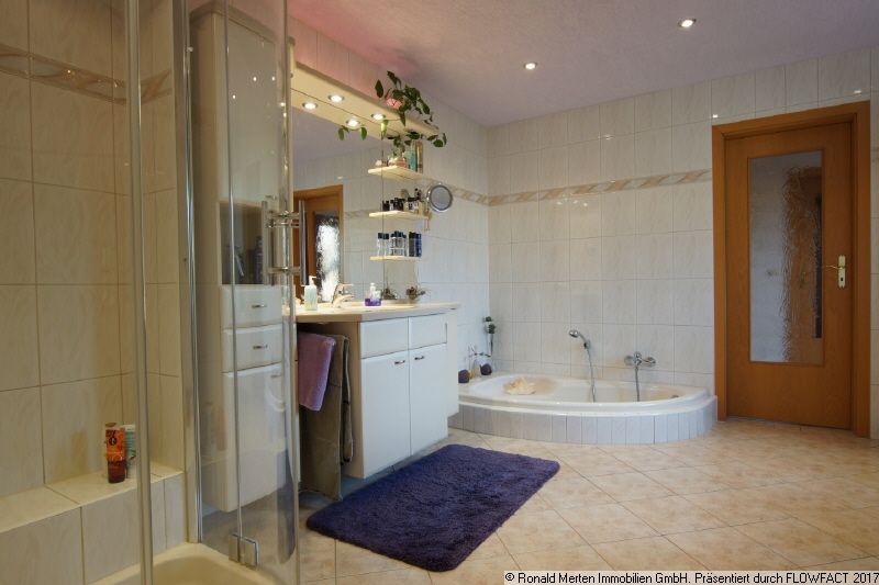 Immobilienmakler Erfurt: Familienbad im EG