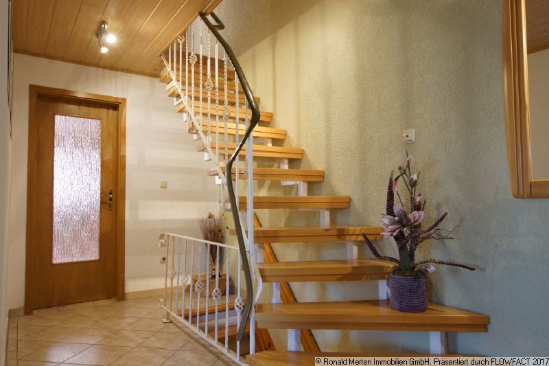 Immobilienmakler Erfurt: Treppenaufgang zum OG