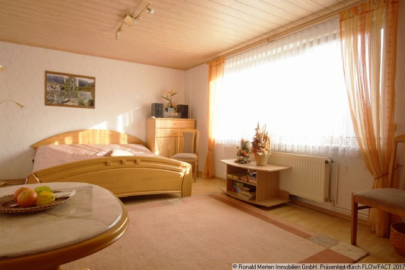 Immobilienmakler Erfurt: grosses Zimmer im OG