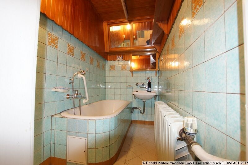 Immobilienmakler Erfurt: Bad mit Wanne EG