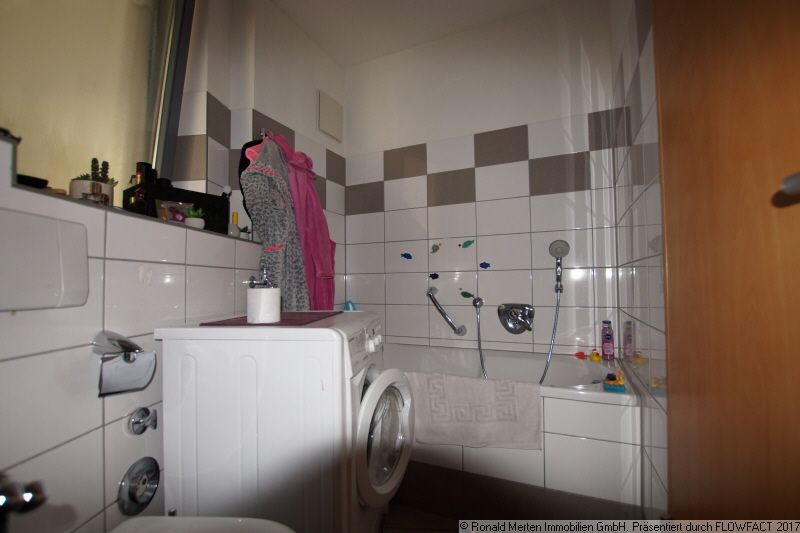 Immobilienmakler Erfurt: Bad rechte Seite mit Wanne