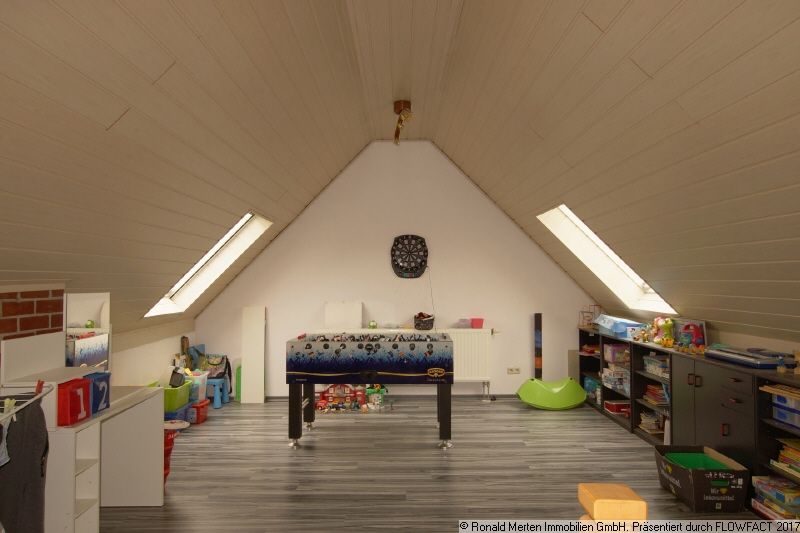 Immobilienmakler Erfurt: DG großes Zimmer Bild 2