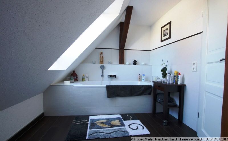 Immobilienmakler Erfurt: DG Bad Bild 2