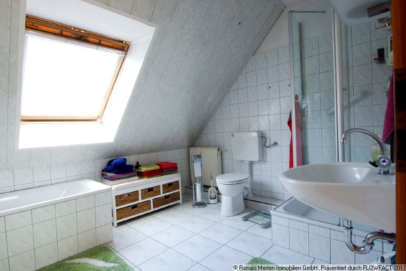 Immobilienmakler Erfurt: DG Bad Bild 1