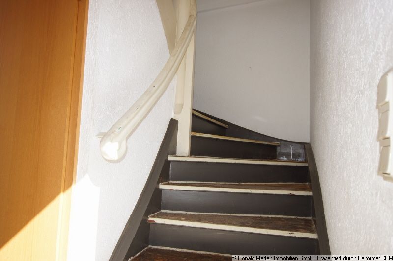 Immobilienmakler Erfurt: Haus Treppe ins OG