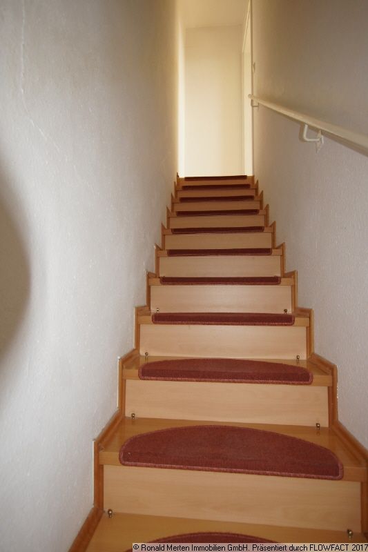 Immobilienmakler Erfurt: Treppe nach oben (2)
