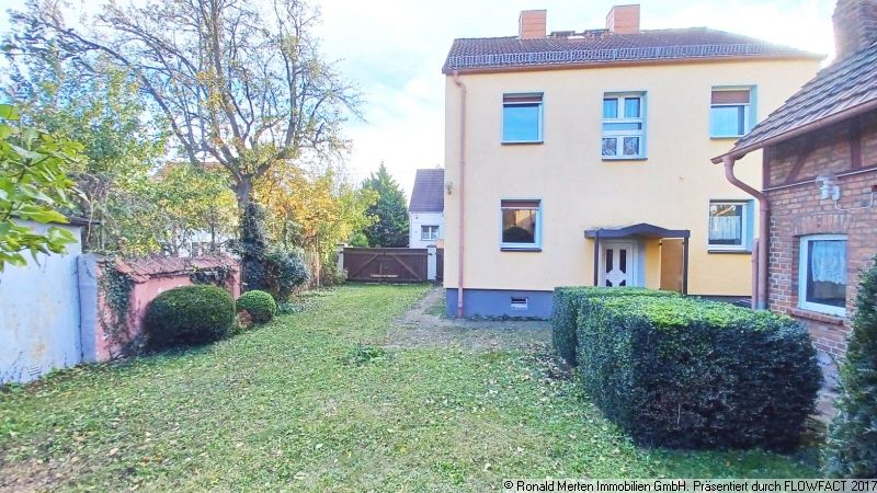 Immobilienmakler Erfurt: Haus von hinten mit Zufahrt