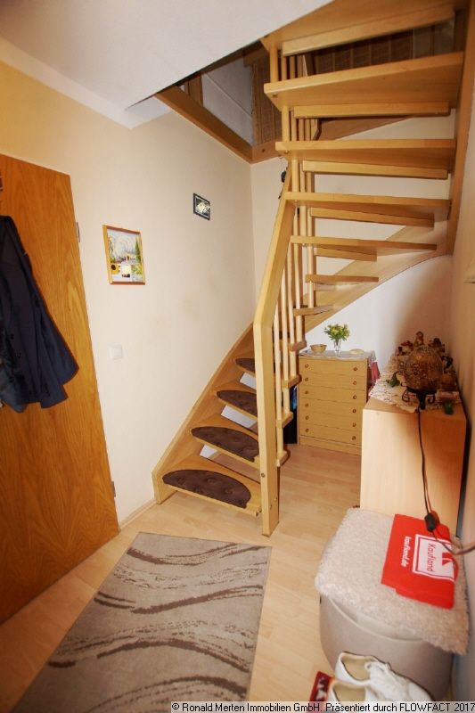 Immobilienmakler Erfurt: Innentreppe im Flur
