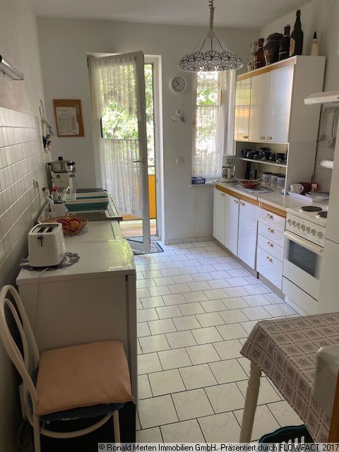 Immobilienmakler Erfurt: kleine Wohnküche mit Balkon