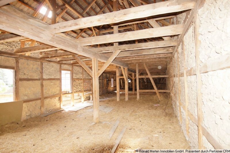Immobilienmakler Erfurt: Stallgebäude innen OG Bild 2