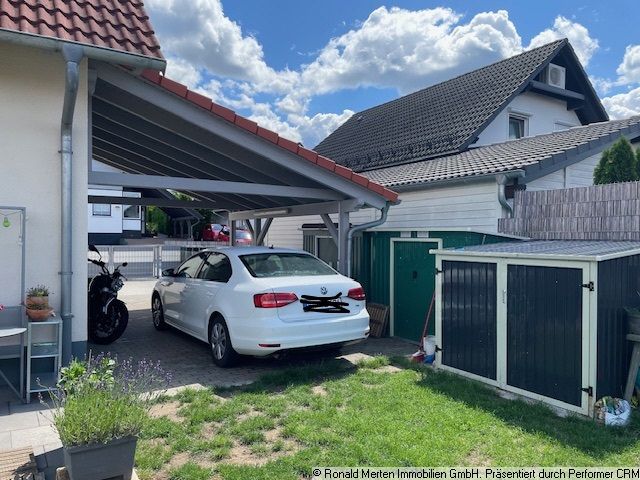 Immobilienmakler Erfurt: Haus links Carport