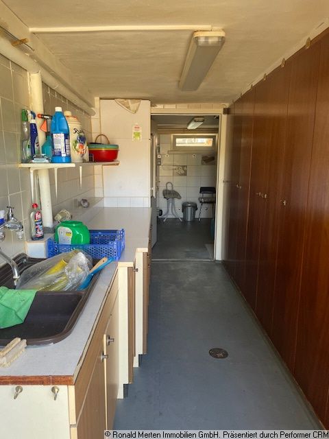 Immobilienmakler Erfurt: Eingang unten mit Stauraum