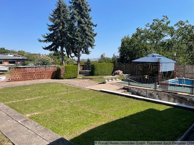 Immobilienmakler Erfurt: Grünfläche vorm Haus