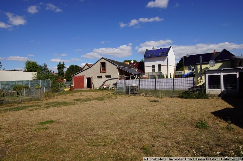 Immobilienmakler Erfurt: Gartengrundstück Blick Richtung Stall