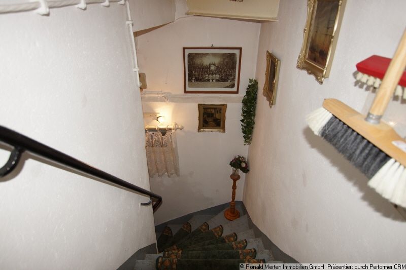 Immobilienmakler Erfurt: Treppe in den Keller