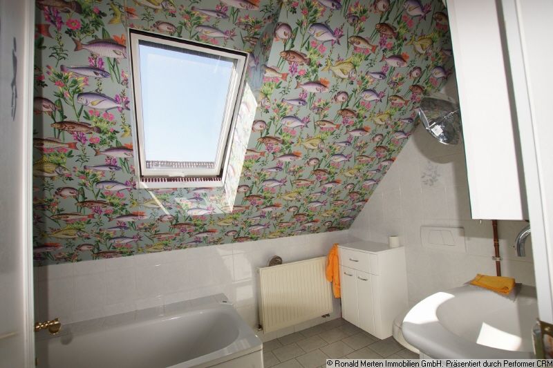 Immobilienmakler Erfurt: Wannenbad im Dachgeschoss