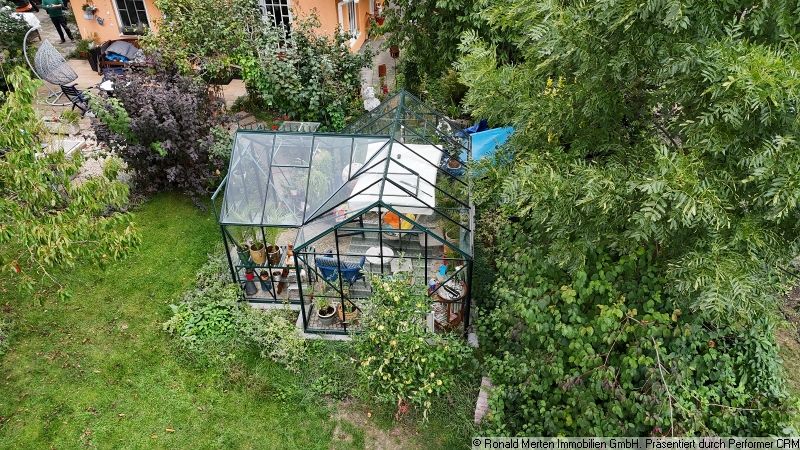 Immobilienmakler Erfurt: Luftbild Garten Glashaus