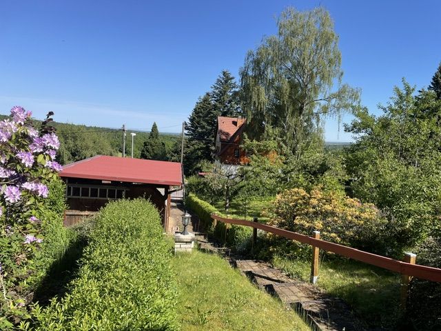 Immobilienmakler Erfurt: Vorgarten mit Carport