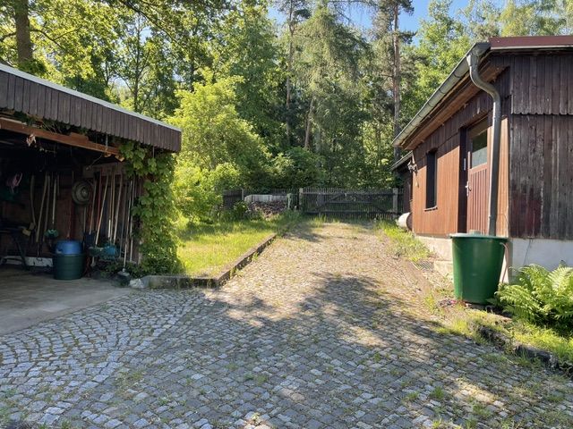 Immobilienmakler Erfurt: Garten hinten mit Blick zum Tor