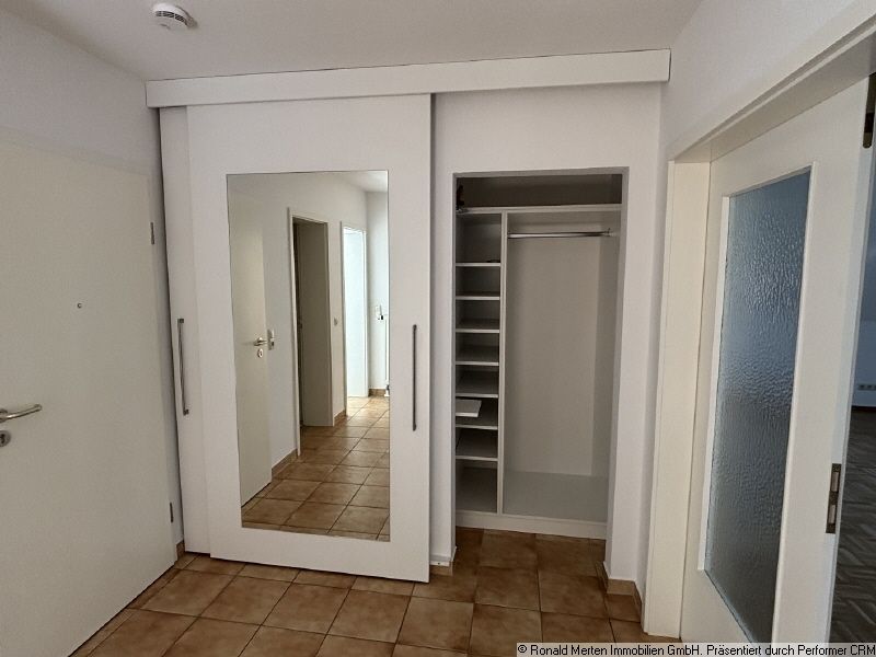 Immobilienmakler Erfurt: Garderober mit Tür